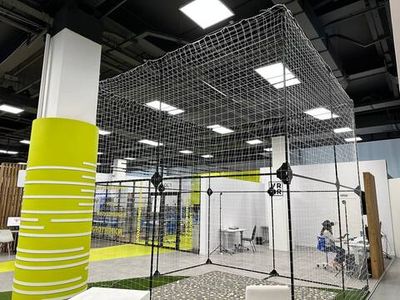 Сетчатый куб 4х4х4м для тестовых полётов в защищённом пространстве